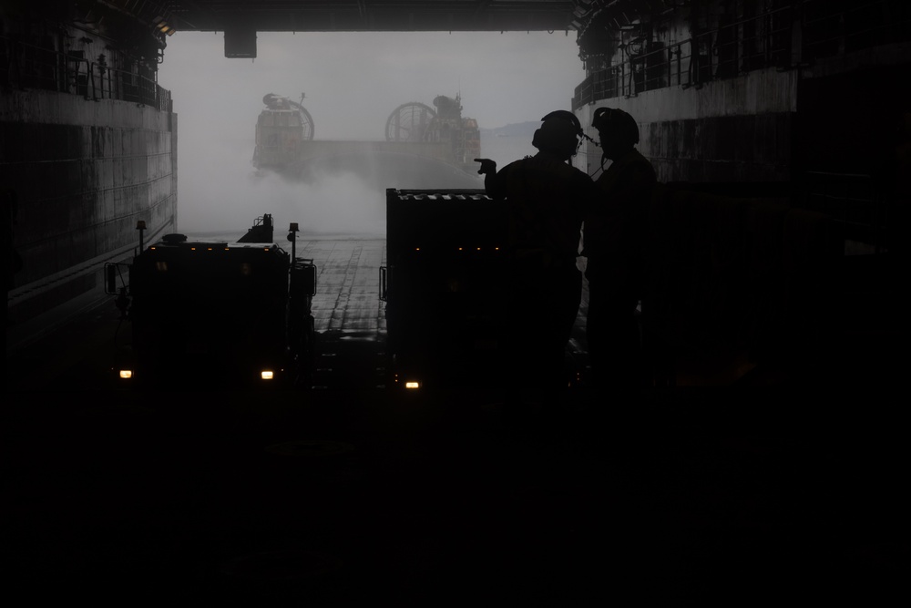 Ship-to-Shore: LCACs load 31st MEU gear onto USS Green Bay