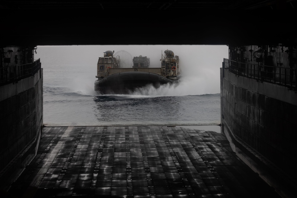 Ship-to-Shore: LCACs load 31st MEU gear onto USS Green Bay