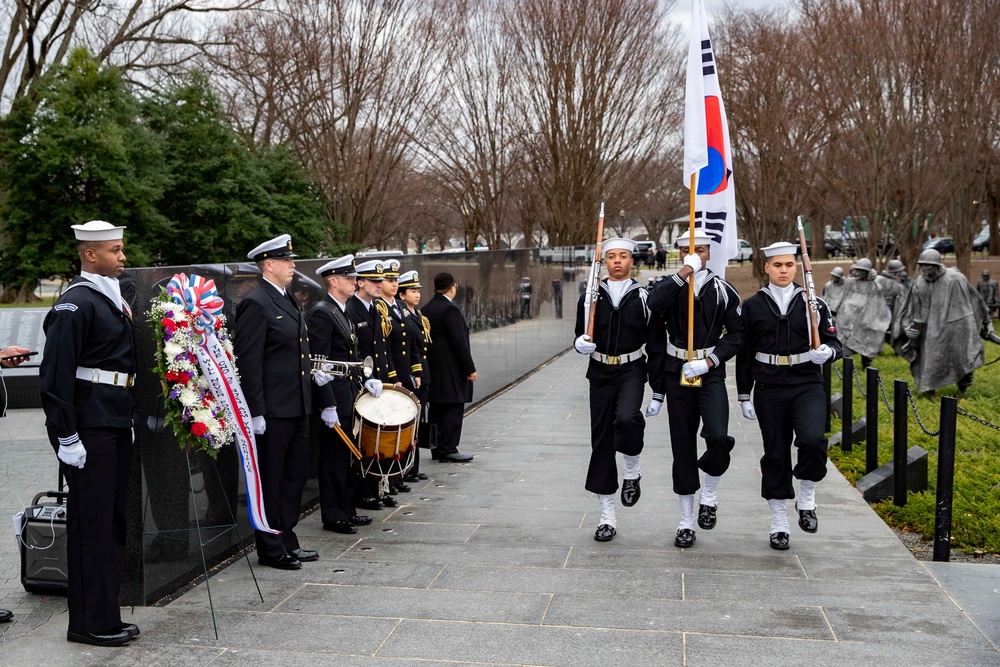 Republic Of Korea Chief of Naval Operations Visits Korean War Veterans Memorial and Lincoln Memorial