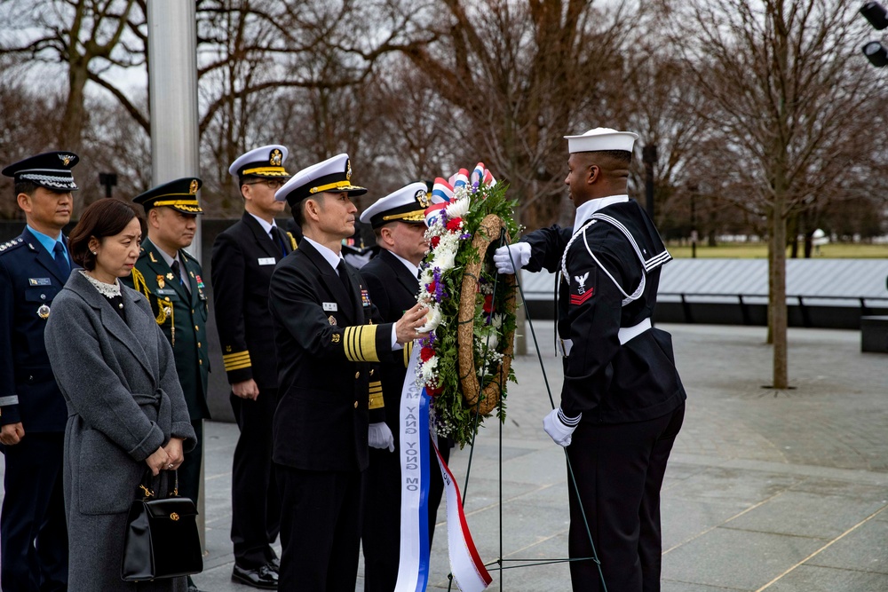 Republic Of Korea Chief of Naval Operations Visits Korean War Veterans Memorial and Lincoln Memorial