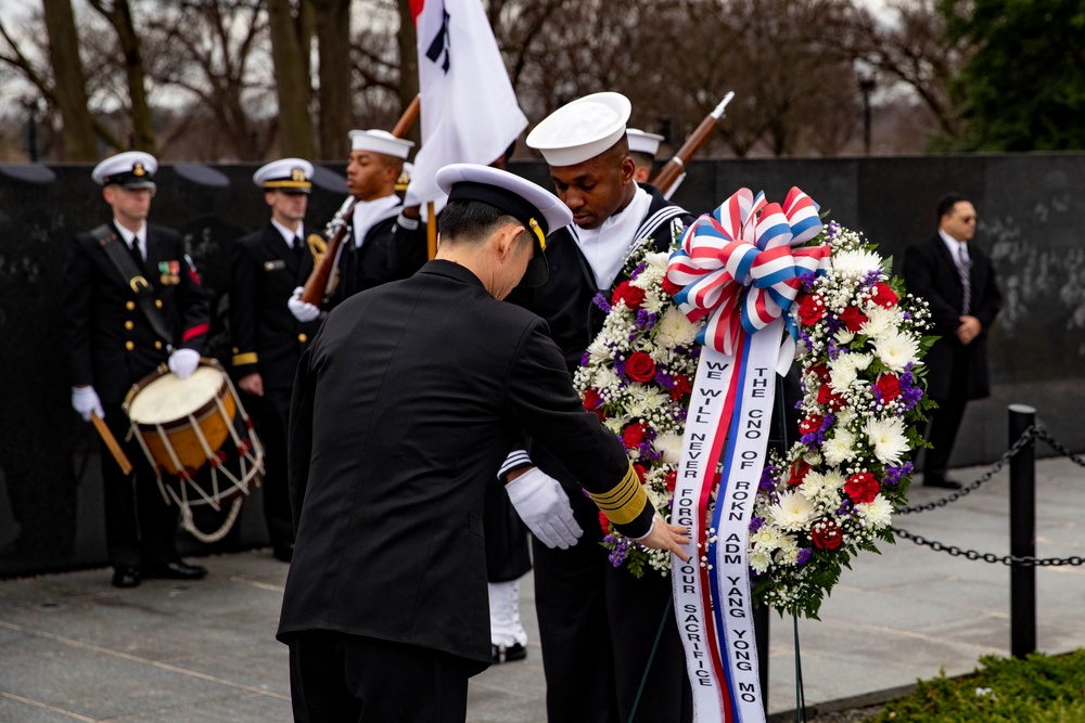 Republic Of Korea Chief of Naval Operations Visits Korean War Veterans Memorial and Lincoln Memorial