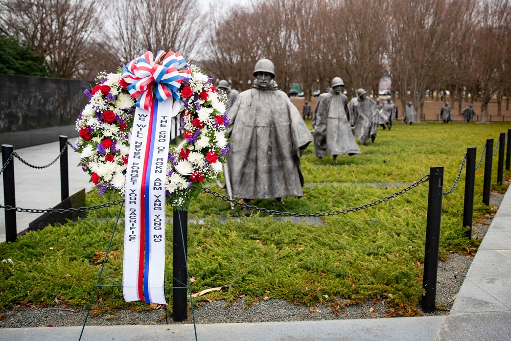 Republic Of Korea Chief of Naval Operations Visits Korean War Veterans Memorial and Lincoln Memorial