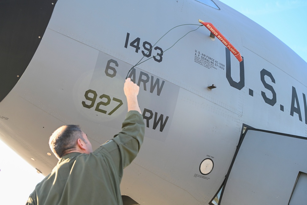 Aerial Refueling the B-52