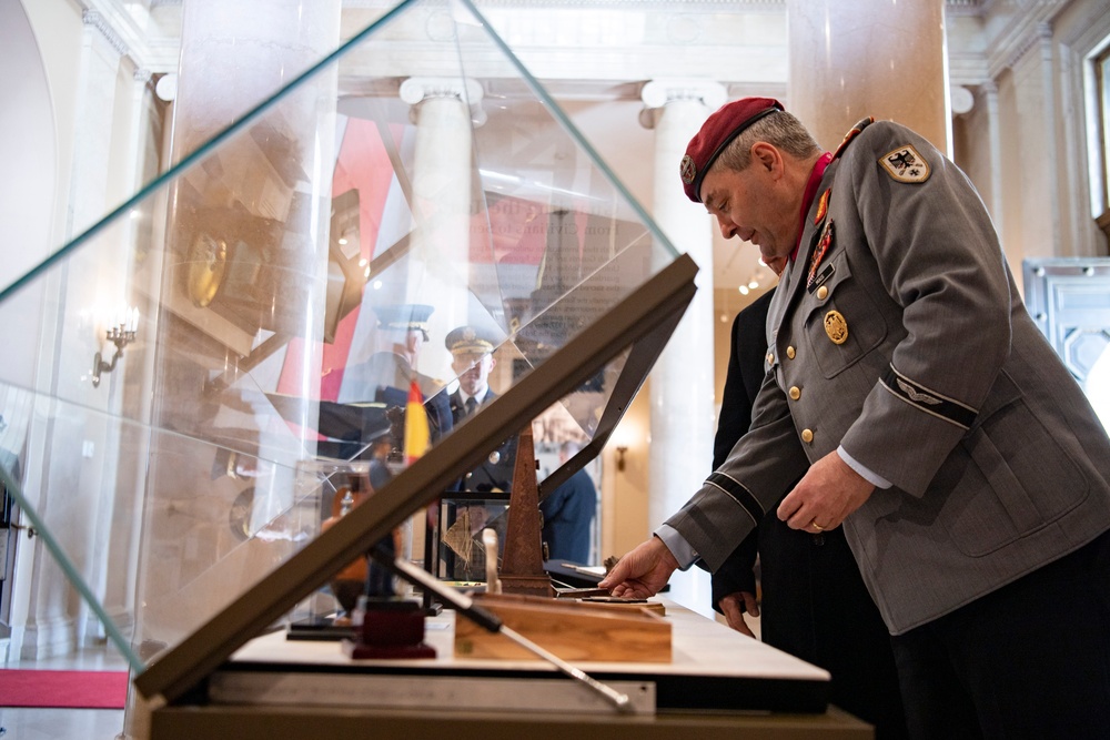 Chief of Staff of the Germany Army Lt. Gen. Alfons Mais Participates in an Army Full Honors Wreath-Laying Ceremony at the Tomb of the Unknown Soldier