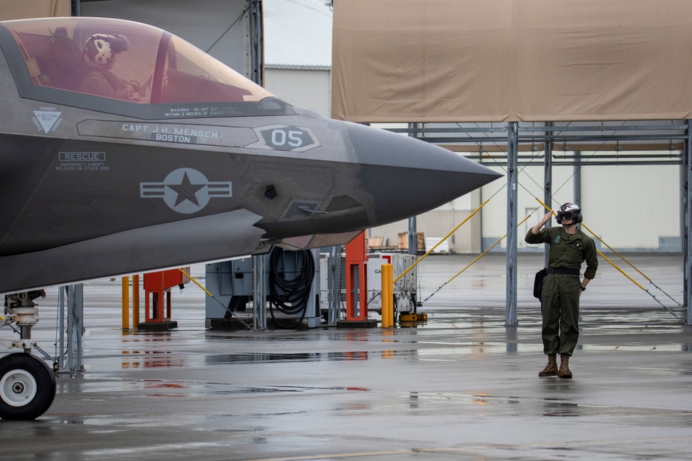 DVIDS - Images - MAG-12 F-35Bs conduct flight operations [Image 4 of 9]