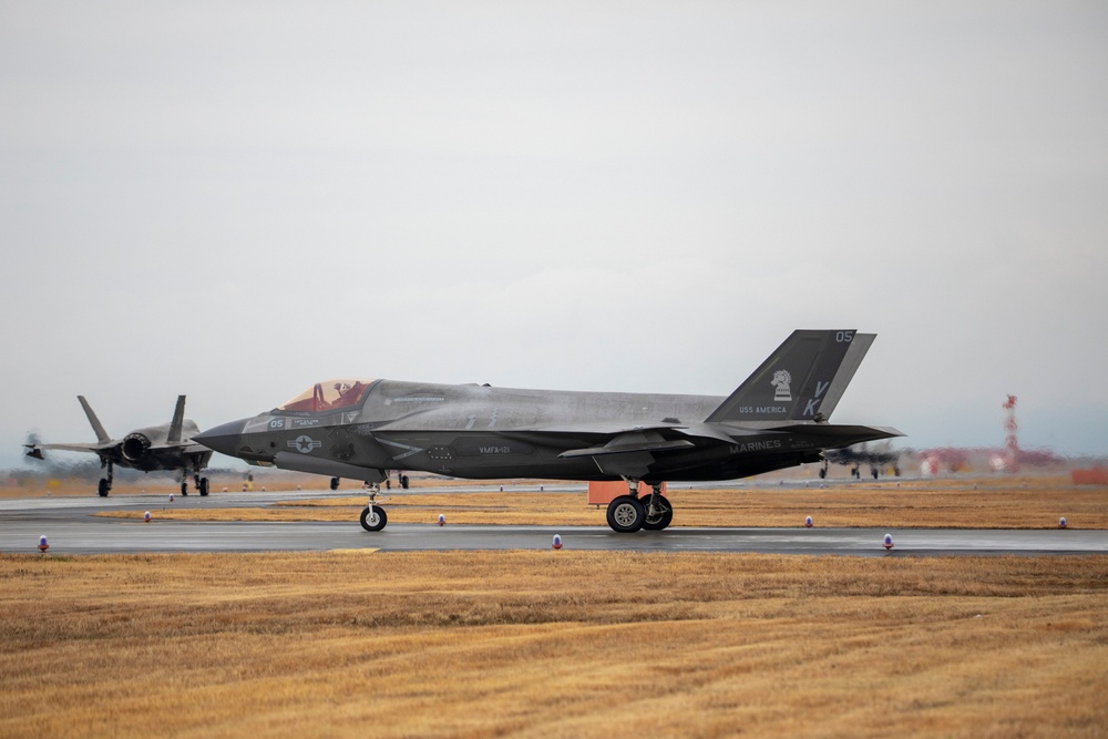 DVIDS - Images - MAG-12 F-35Bs conduct flight operations [Image 5 of 9]