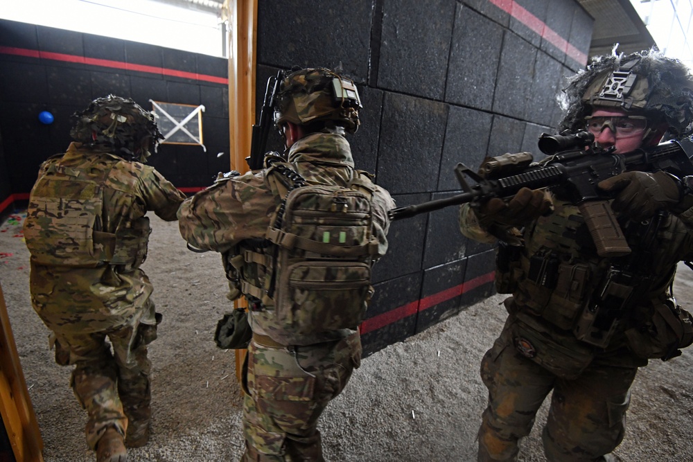 173rd Paratroopers Conduct Shoot House Training