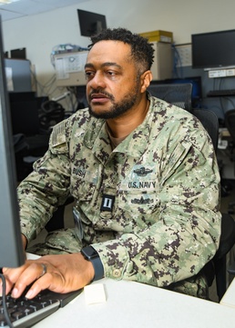 Navy Medicine’s junior information technology officer of the year wins award for second time