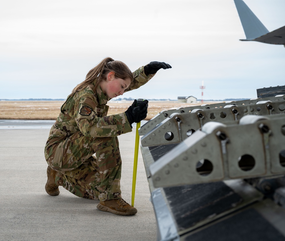 3rd AS drives testing of new C-17 combat offload method