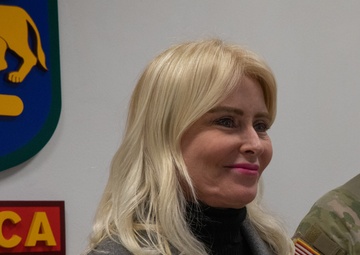 Maj. Gen. Todd Wasmund presents Patricia Tasad with a SETAF-AF coin