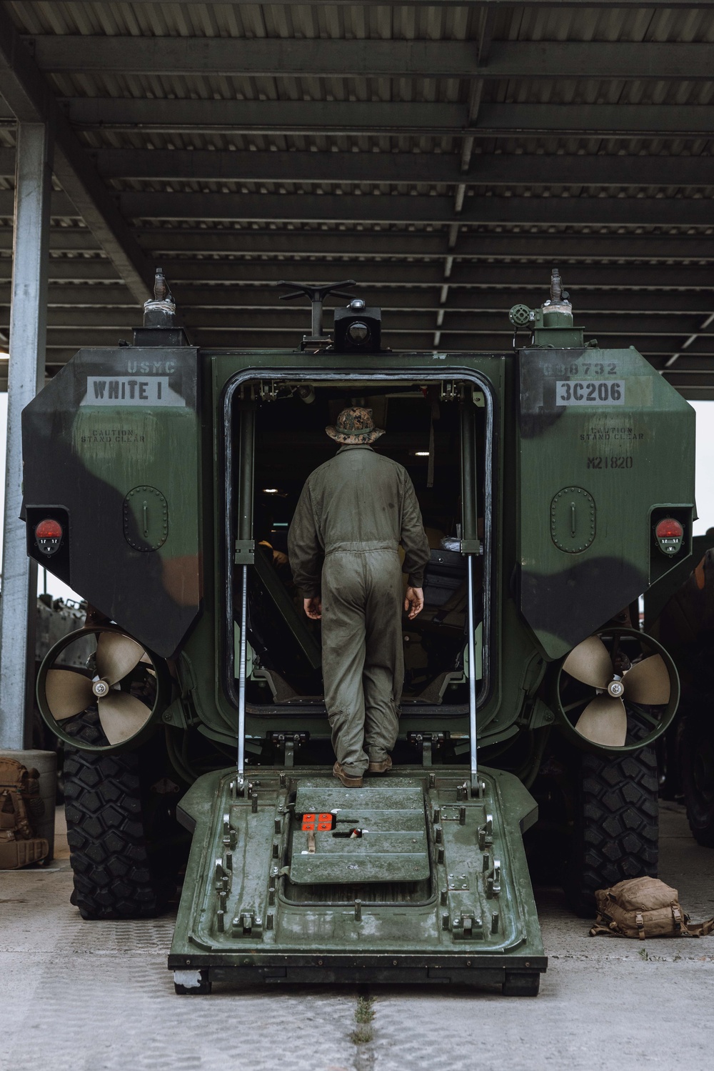 15th MEU Marines Train on ACV Safety