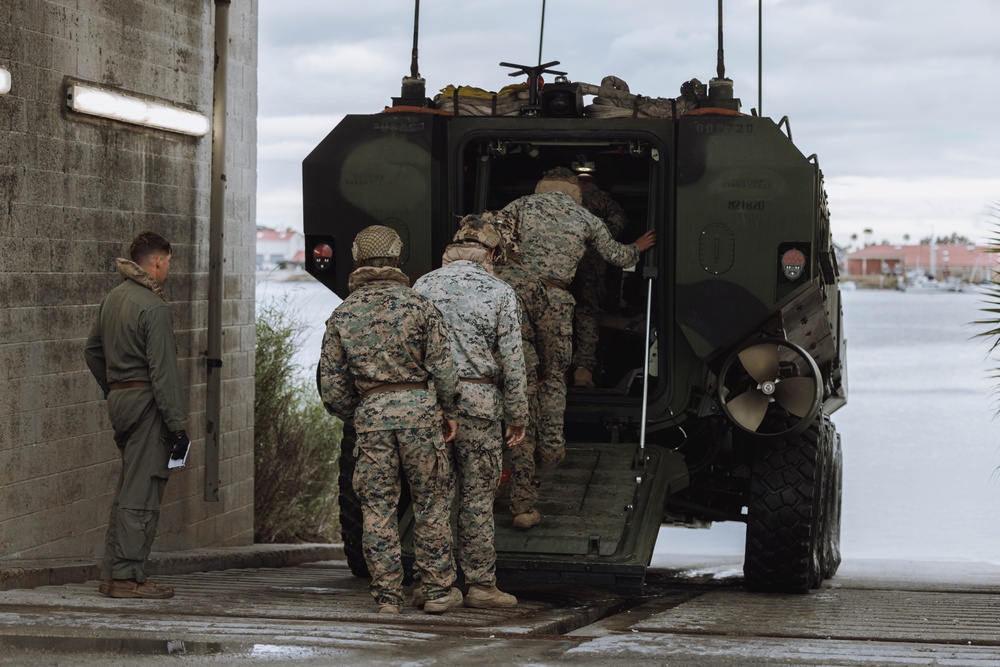 15th MEU Marines Train on ACV Safety