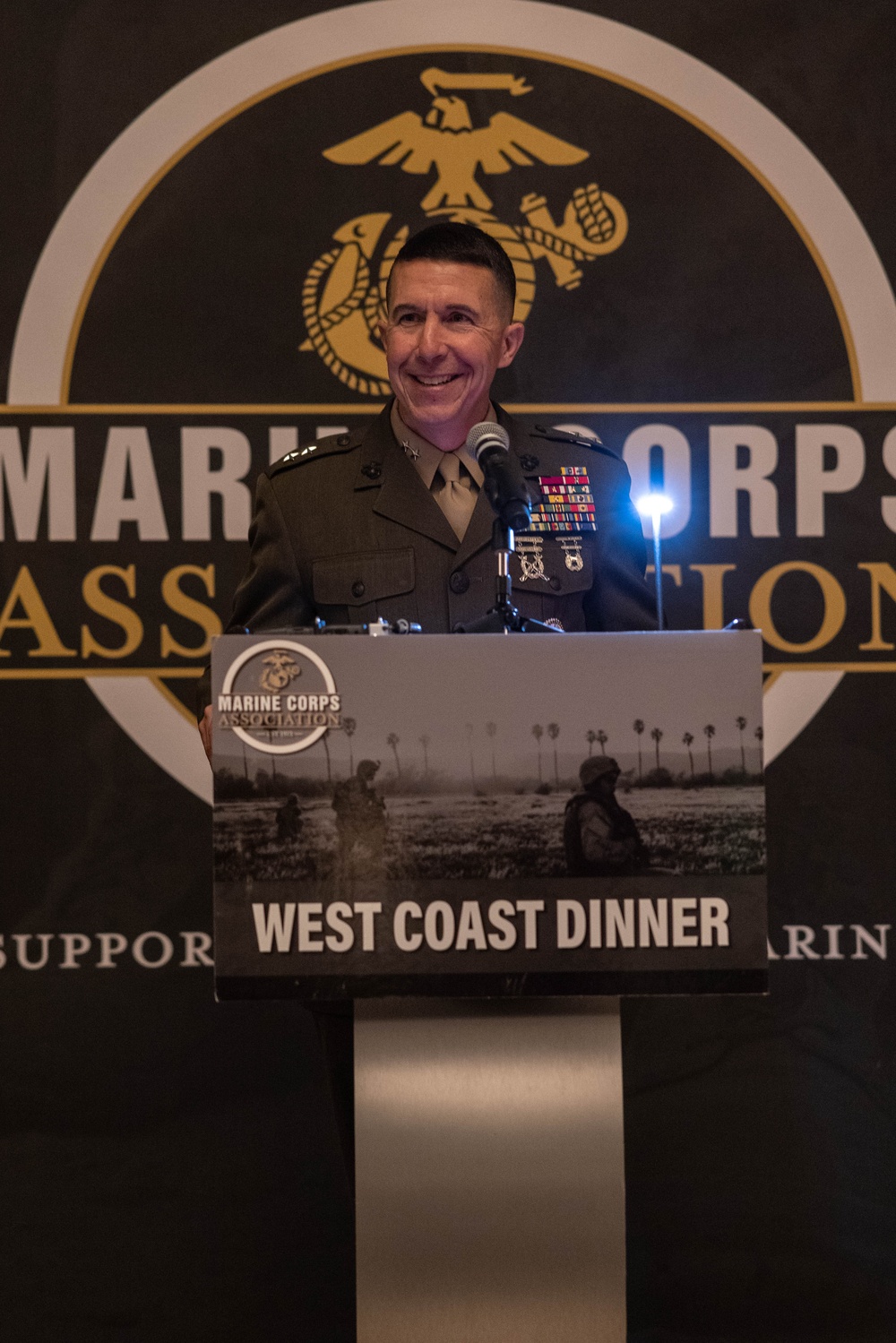 1st MARDIV CG attends Marine Corps Association dinner