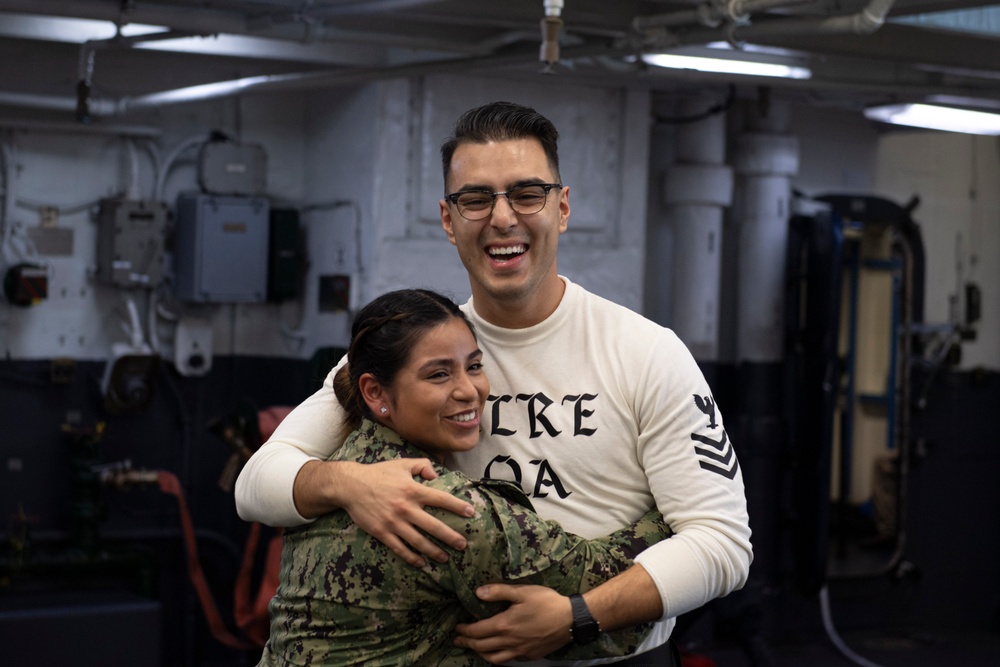 Theodore Roosevelt, Carl Vinson Cross-Deck Family Visit