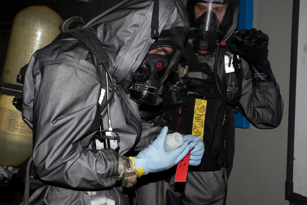 31st MEU CBRN conduct chemical response exercise