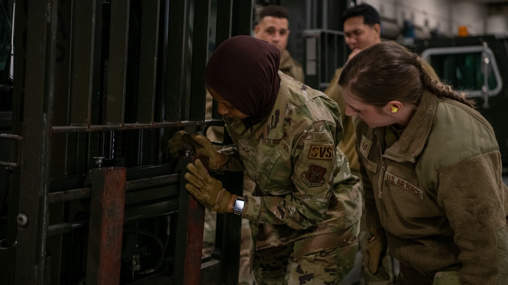 86th Aerial Port Squadron leads forklift training for 446th FSS Airmen, Wing Commander