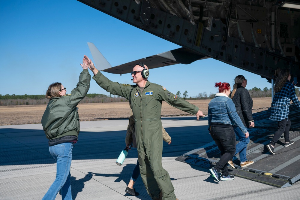 AF Reservists Showcase C-17 Tactical Airlift Skills to Key Audience