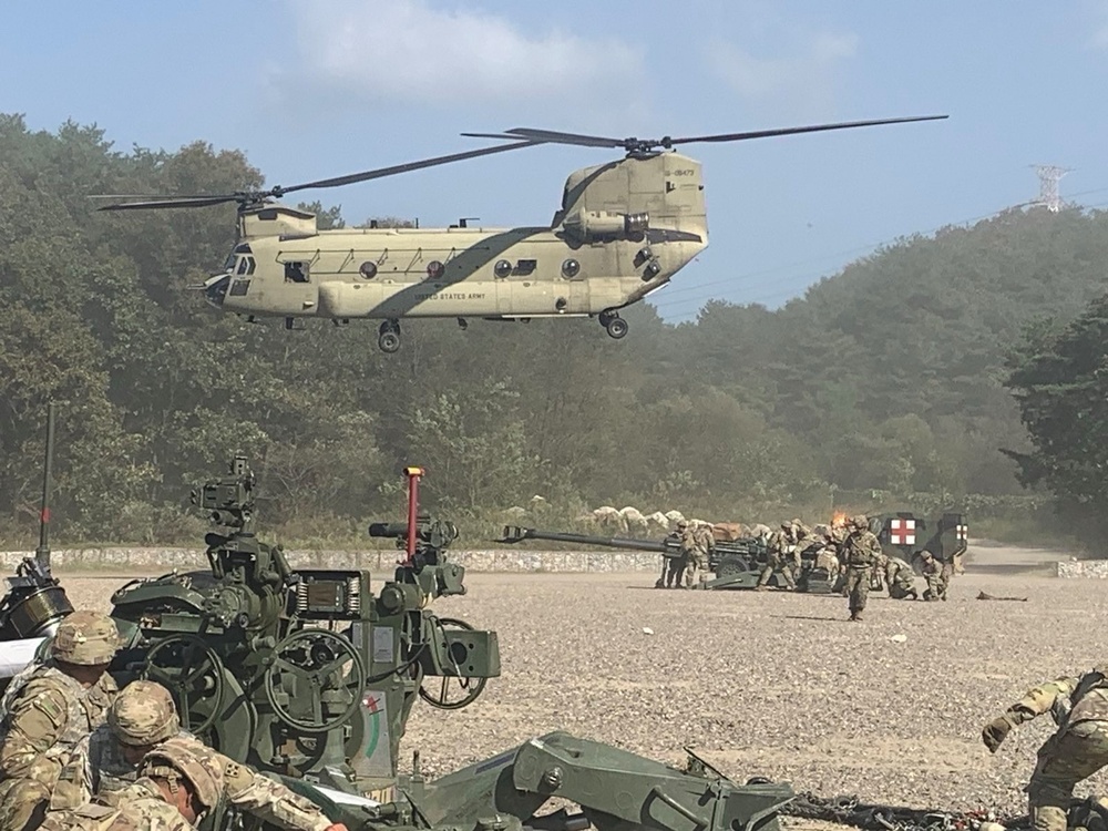 Steel Soldiers Sling Artillery Pieces in South Korea