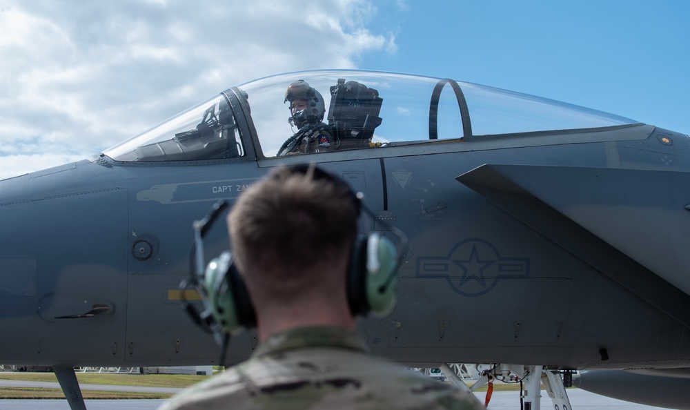 Hot-pit refueling with 67th AMU and 18th LRS