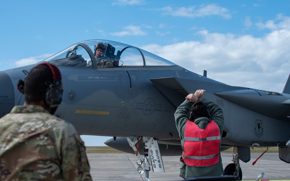 Hot-pit refueling with 67th AMU and 18th LRS