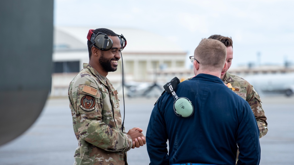 Hot-pit refueling with 67th AMU and 18th LRS