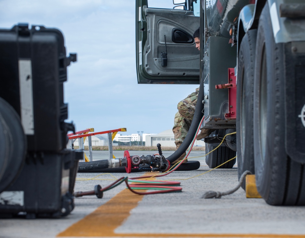 Hot-pit refueling with 67th AMU and 18th LRS