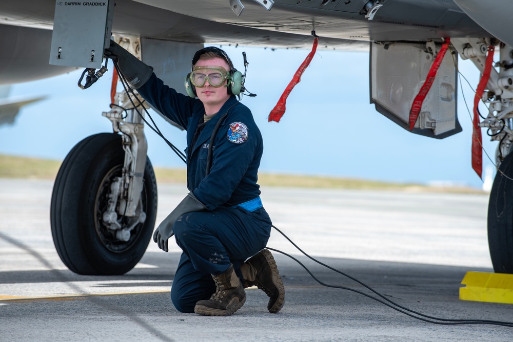 Hot-pit refueling with 67th AMU and 18th LRS