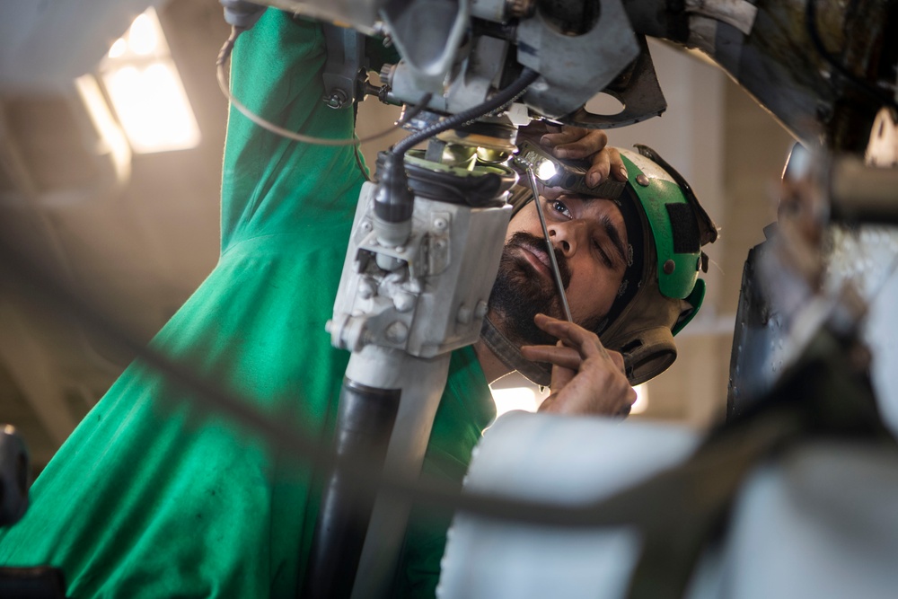 USS Carl Vinson (CVN 70) Conducts Aircraft Maintenance