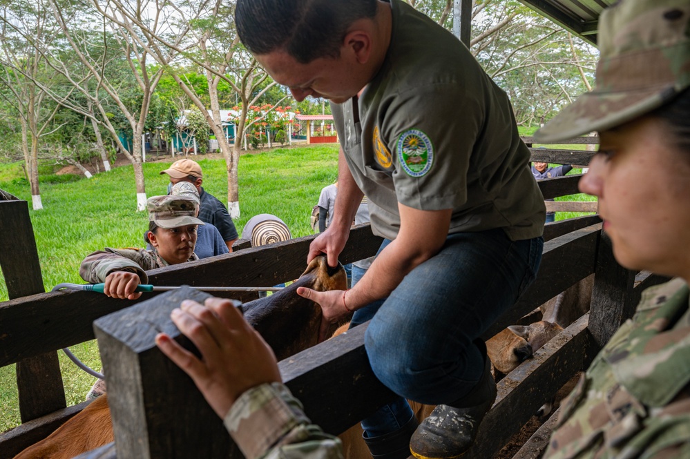 JTF-Bravo Vet Team supports Olancho