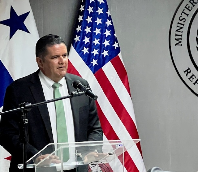 USSOUTHCOM and NAVSCIATTS honor Panamá’s Minister of Public Security