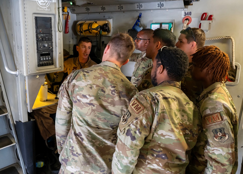 Expeditionary Airlift Squadron hosts C-17 Globemaster III tour for Airmen