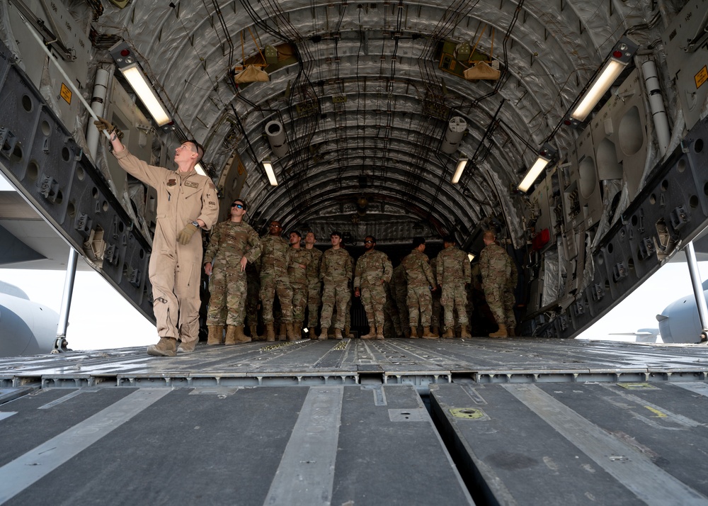 Expeditionary Airlift Squadron hosts C-17 Globemaster III tour for Airmen