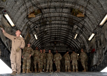 Expeditionary Airlift Squadron hosts C-17 Globemaster III tour for Airmen