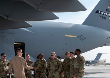 Expeditionary Airlift Squadron hosts C-17 Globemaster III tour for Airmen