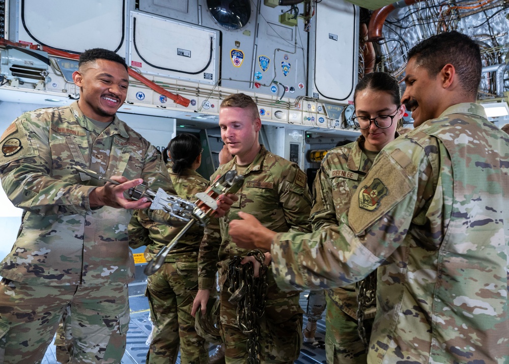Expeditionary Airlift Squadron hosts C-17 Globemaster III tour for Airmen