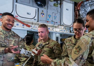 Expeditionary Airlift Squadron hosts C-17 Globemaster III tour for Airmen