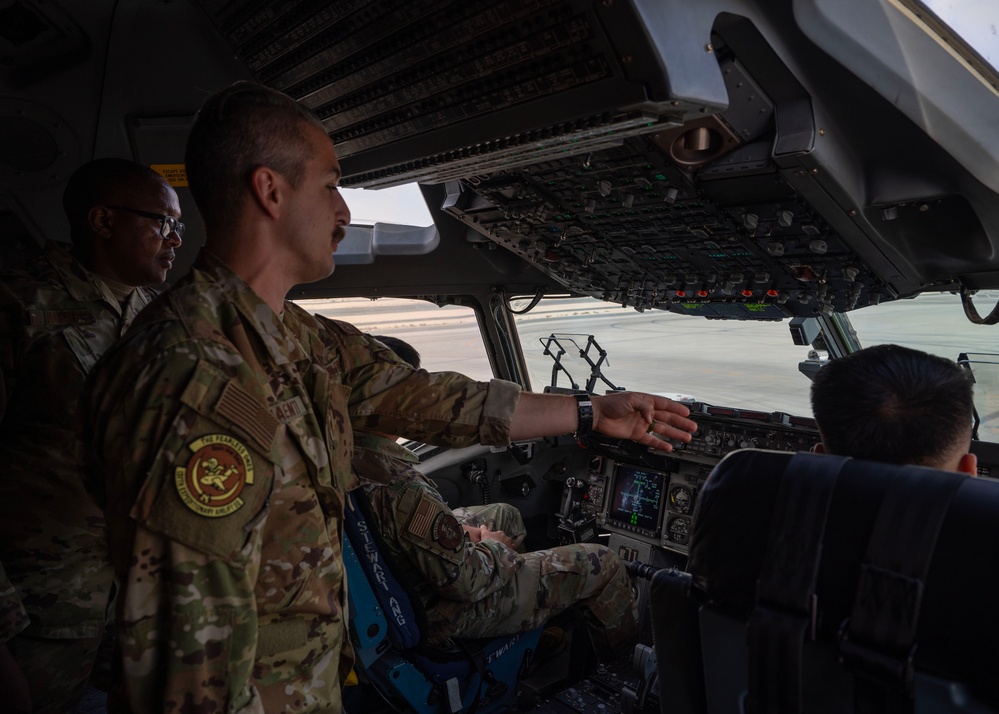 Expeditionary Airlift Squadron hosts C-17 Globemaster III tour for Airmen