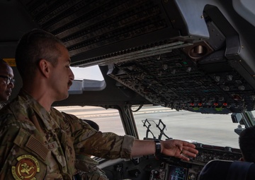 Expeditionary Airlift Squadron hosts C-17 Globemaster III tour for Airmen