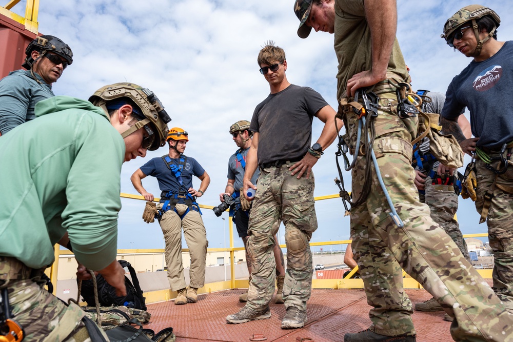 776th EABS, 82nd ERQS exchange rescue skills