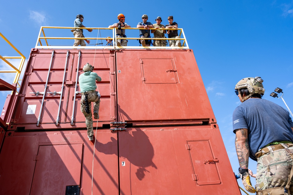 776th EABS, 82nd ERQS exchange rescue skills