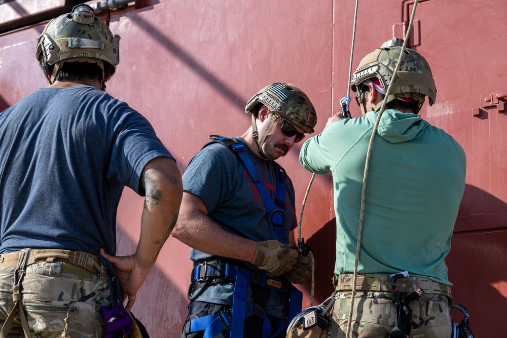 776th EABS, 82nd ERQS exchange rescue skills