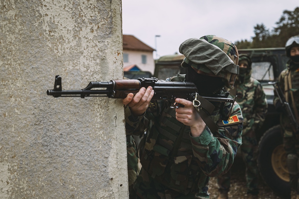 Moldovan Soldiers Train at JMRC