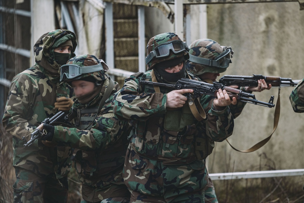 Moldovan Soldiers Train at JMRC