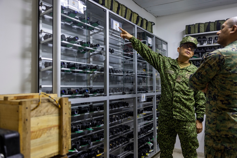 U.S. Marine Corps Colonel Victor Pastor visits Colombian Amphibious Maintenance Battalion