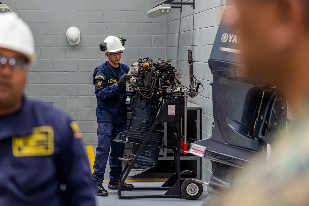 U.S. Marine Corps Colonel Victor Pastor visits Colombian Amphibious Maintenance Battalion