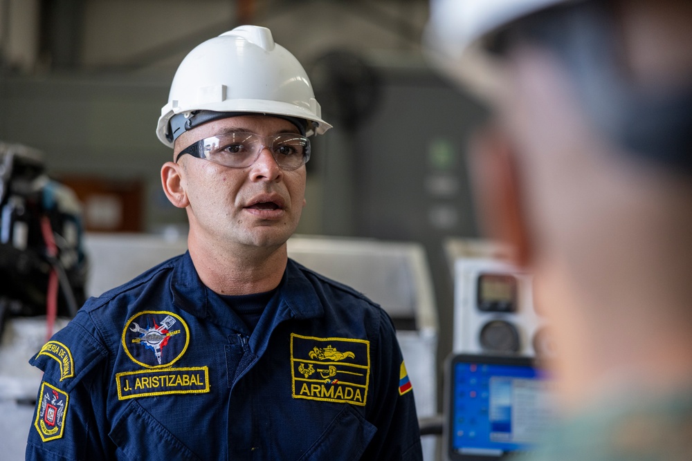 U.S. Marine Corps Colonel Victor Pastor visits Colombian Amphibious Maintenance Battalion