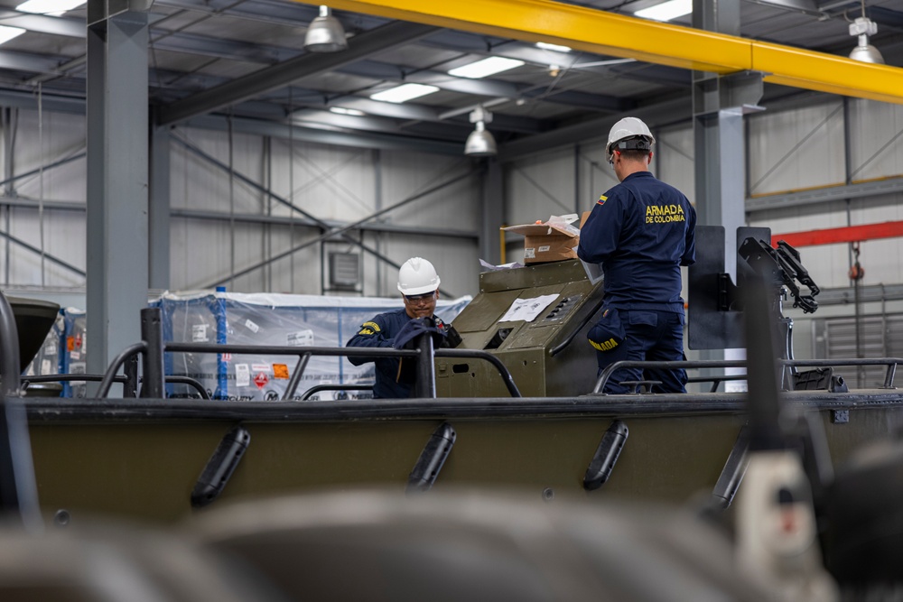 U.S. Marine Corps Colonel Victor Pastor visits Colombian Amphibious Maintenance Battalion