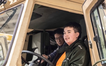 Anchorage, Wasilla Area Homeschoolers Tour Army Guard facilities, Explore Guard Careers