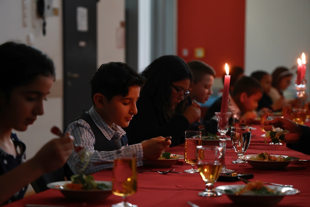 Vilseck Elementary School &quot;Dining at the Ritz&quot;