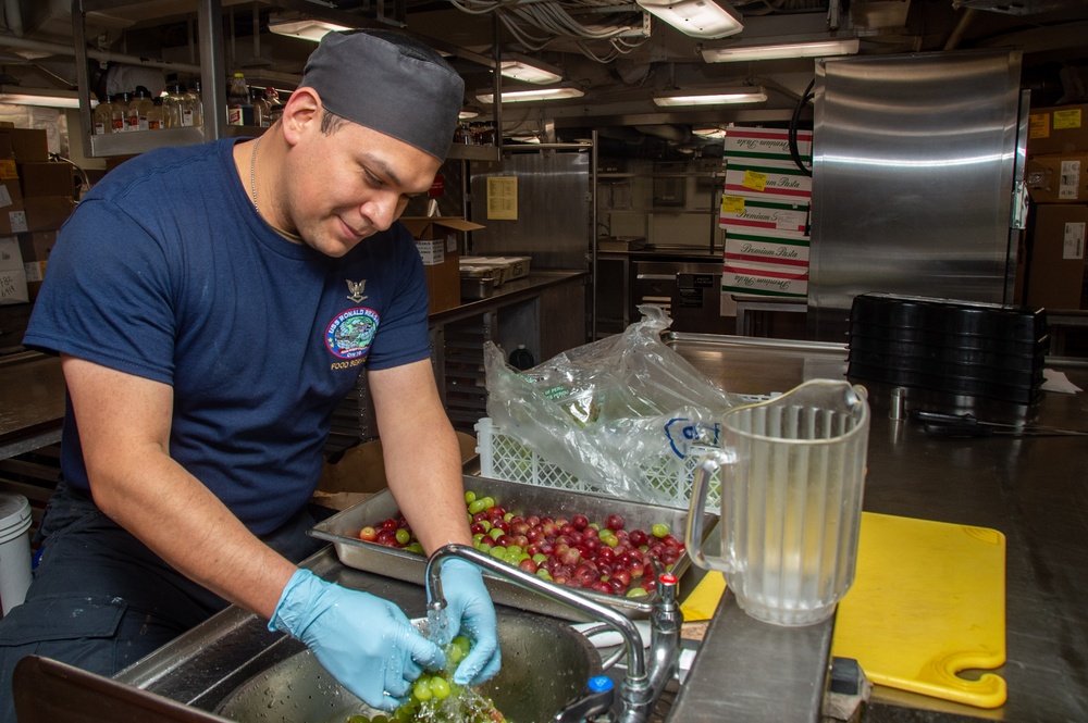 USS Ronald Reagan (CVN 76) Sailors prepare food in the aft galley